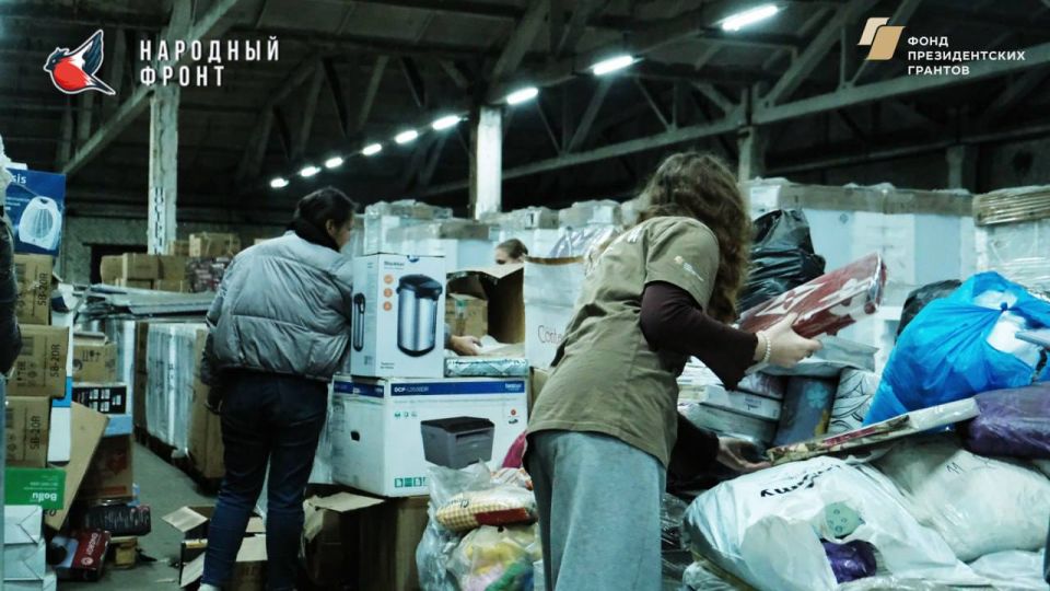 Молодёжка Народного фронта и активисты волонтёрской организации института управления и государственной службы «Хочу помочь!» ФГБОУ ВО «ЛГУ им. В. Даля» продолжают работу на складе РИК НФ ЛНР