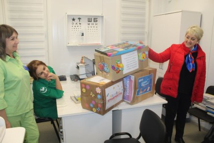 Единороссы передали для детей призы за смелость в лечебные учреждения Славяносербщины