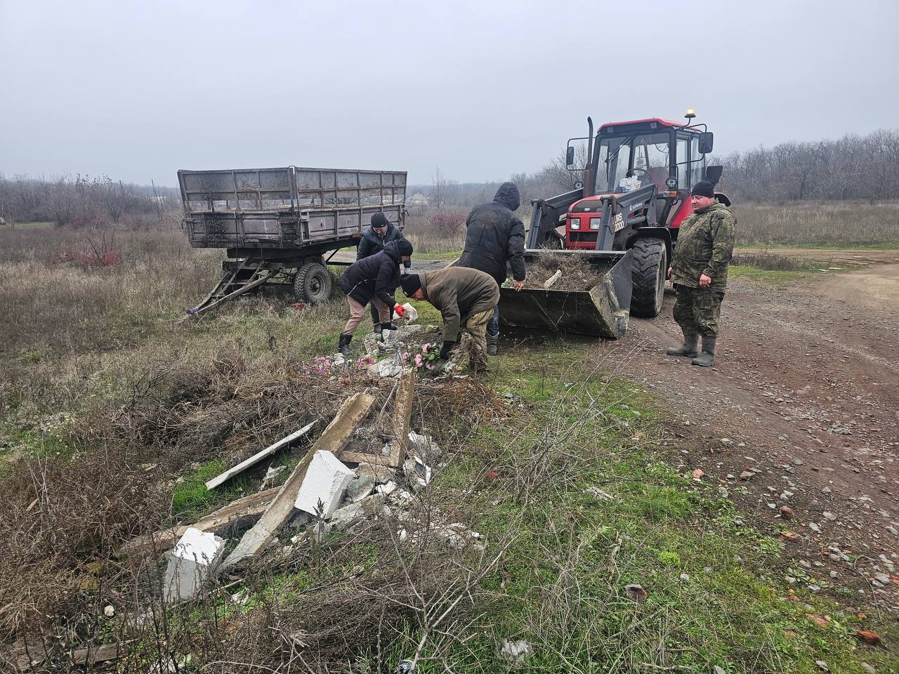 Сегодня сотрудники МУП «ЖЭК» г. Ровеньки совместно с работниками отдела жизнеобеспечения пгт Дзержинский провели работы по очистке территории поселка Сегодня сотрудники МУП «ЖЭК» г. Ровеньки совместно с работниками отдела жизнеобеспечения пгт Дзержинский провели работы по очистке территории поселка