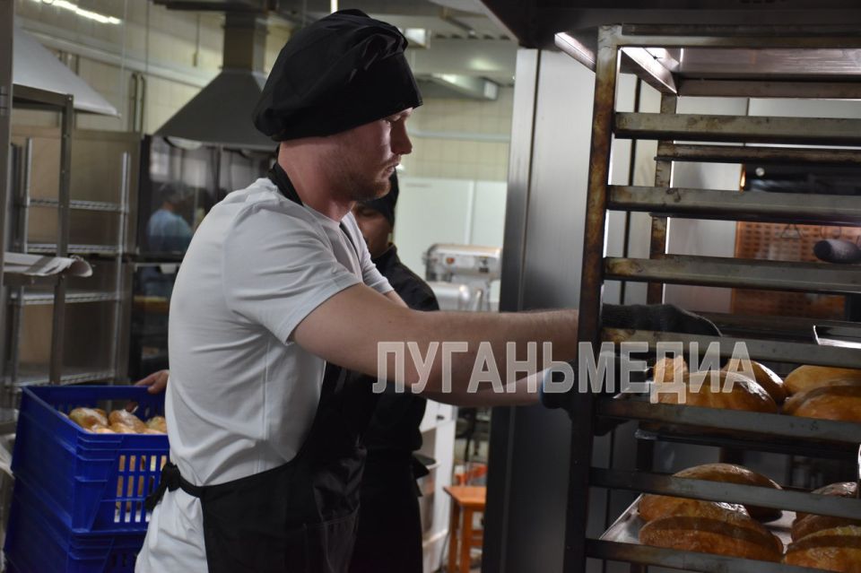Индивидуальный предприниматель, владелец пекарни, Иван Геля из города Ровеньки получив микрозайм по льготным условиям, расширил производство и улучшил логистику поставок производимой продукции Индивидуальный предприниматель, владелец пекарни, Иван Геля из города Ровеньки получив микрозайм по льготным условиям, расширил производство и улучшил логистику поставок производимой продукции