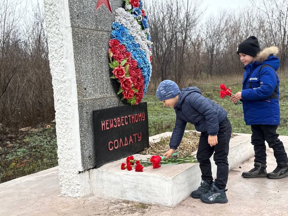 В преддверии Дня Неизвестного Солдата, советник директора по воспитанию СШ №19 Ирина Силакова, совместно с самыми маленькими воспитанниками, юными "Орлятами", приняли участие в акции, посвященной памяти тех, кто отдал свою... В преддверии Дня Неизвестного Солдата, советник директора по воспитанию СШ №19 Ирина Силакова, совместно с самыми маленькими воспитанниками, юными "Орлятами", приняли участие в акции, посвященной памяти тех, кто отдал свою...