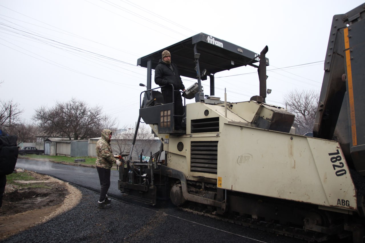 В посёлке Тельмана ремонтируют дороги по народной программе «Единой России» В посёлке Тельмана ремонтируют дороги по народной программе «Единой России»