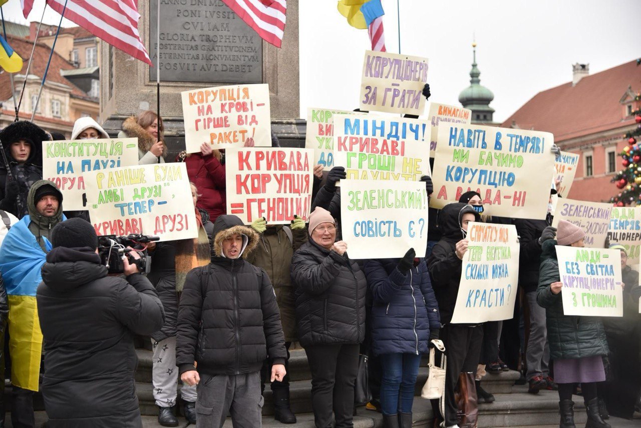 В европейских странах украинские беженцы протестуют из-за коррупции в украинском правительстве В европейских странах украинские беженцы протестуют из-за коррупции в украинском правительстве