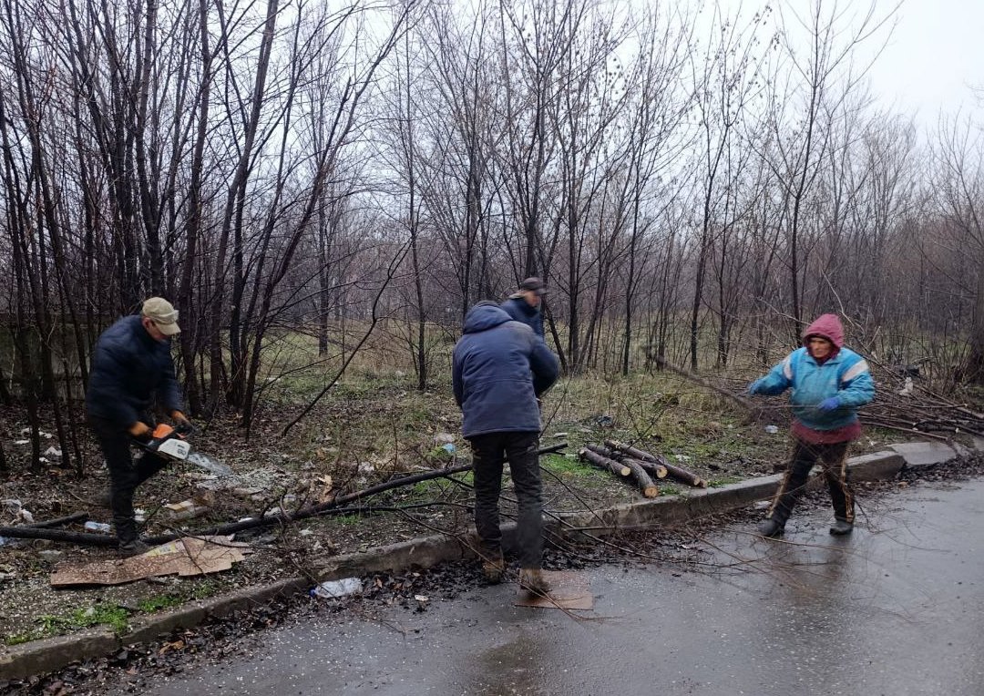 Коммунальные службы проводят работы на территории города Коммунальные службы проводят работы на территории города