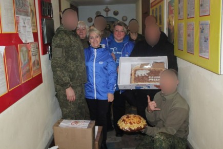 В полевом госпитале местный координатор «Женского движения Единой России», председатель Совета Славяносербского муниципального округа Антонина Гречишкина передала ребятам теплые поздравления и пожелания от Сенатора...