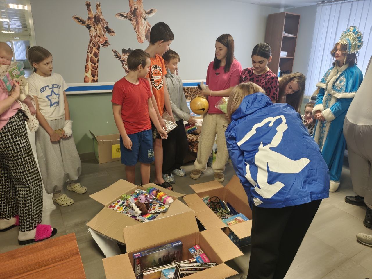 Дети из Детского отделения в Краснодоне получили призы из «Коробки храбрости» в ходе яркого детского мероприятия Дети из Детского отделения в Краснодоне получили призы из «Коробки храбрости» в ходе яркого детского мероприятия