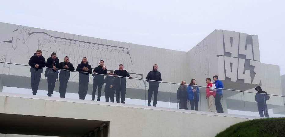 Для несовершеннолетних, нуждающихся в коррекции поведения, в рамках индивидуальной профилактической работы, с целью патриотического воспитания была организована поездка на мемориальный комплекс «Миус-фронт» Для несовершеннолетних, нуждающихся в коррекции поведения, в рамках индивидуальной профилактической работы, с целью патриотического воспитания была организована поездка на мемориальный комплекс «Миус-фронт»