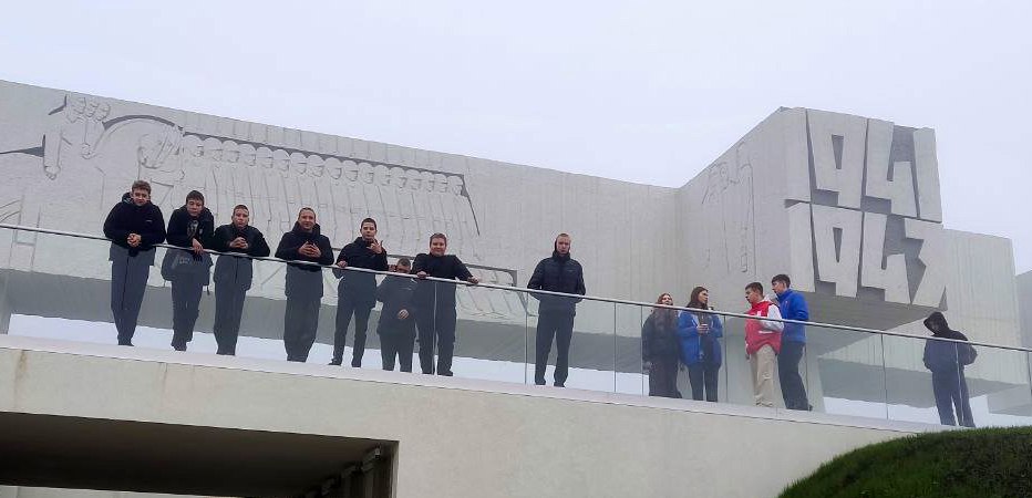 Для несовершеннолетних, нуждающихся в коррекции поведения, в рамках индивидуальной профилактической работы, с целью патриотического воспитания была организована поездка на мемориальный комплекс «Миус-фронт» Для несовершеннолетних, нуждающихся в коррекции поведения, в рамках индивидуальной профилактической работы, с целью патриотического воспитания была организована поездка на мемориальный комплекс «Миус-фронт»