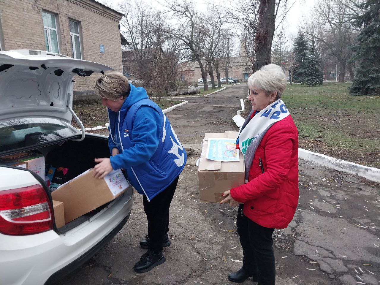 Единороссы передали для детей призы за смелость в лечебные учреждения Славяносербщины Единороссы передали для детей призы за смелость в лечебные учреждения Славяносербщины