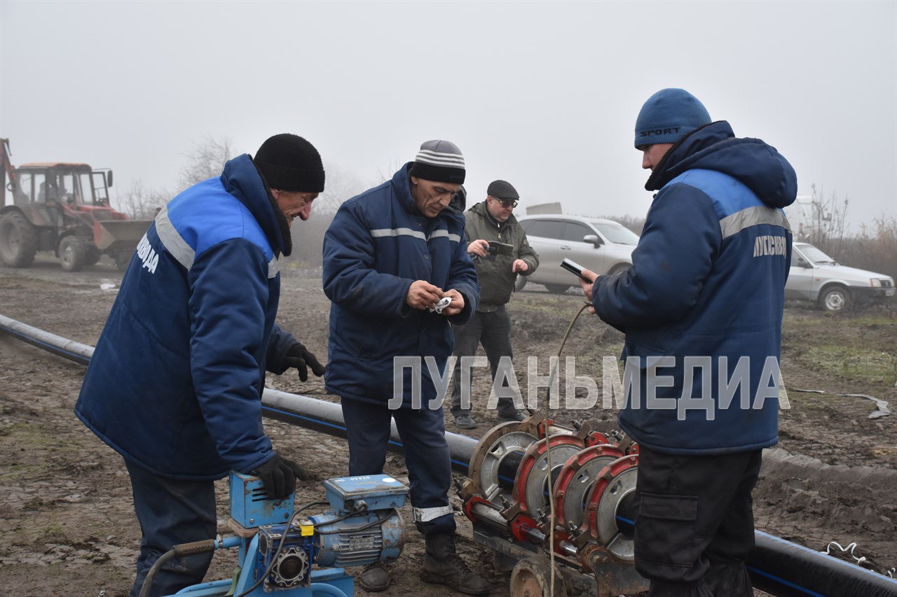 Специалисты Алчевского управления ГУП ЛНР «Лугансквода» проводят работы по замене аварийного участка трубопровода, который питает микрорайоны Горького и Административный Специалисты Алчевского управления ГУП ЛНР «Лугансквода» проводят работы по замене аварийного участка трубопровода, который питает микрорайоны Горького и Административный