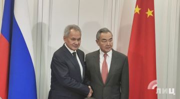 Секретарь Совбеза РФ Сергей Шойгу обсудил с министром иностранных дел КНР Ван И вопросы стратегической безопасности в мире, передает корреспондент ЛИЦ