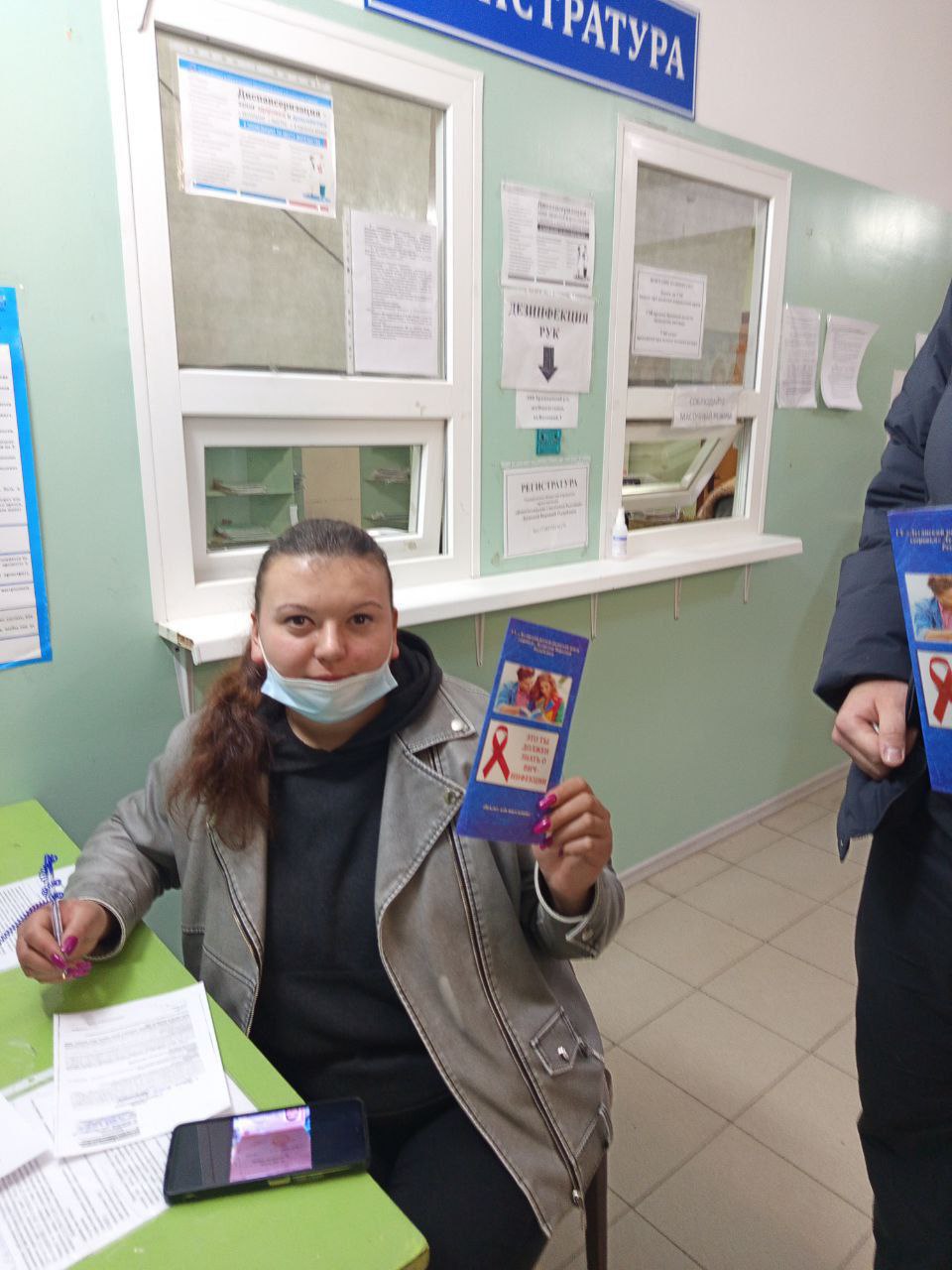 Акция «Красная ленточка» в поддержку Всемирного дня борьбы со СПИДом прошла в стенах ГБУЗ «Новосветловской участковой больницы» ЛНР Акция «Красная ленточка» в поддержку Всемирного дня борьбы со СПИДом прошла в стенах ГБУЗ «Новосветловской участковой больницы» ЛНР