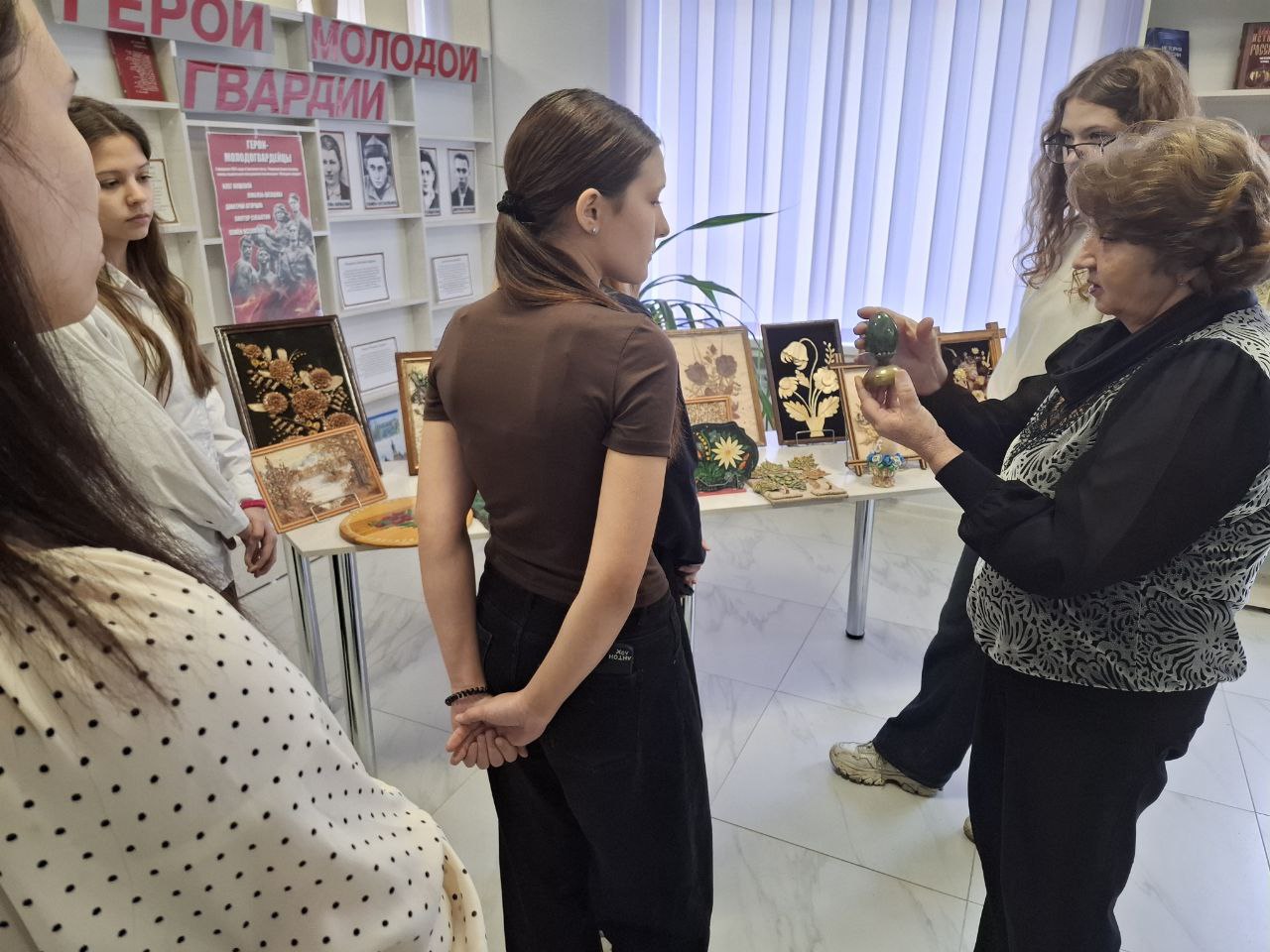 В центральной библиотеке им. Г. Сковороды для учащихся Ровеньковской школы №6 имени О. В. Анащенко состоялась презентация персональной выставки, посвященной удивительным работам Тамары Григорьевны Богуш