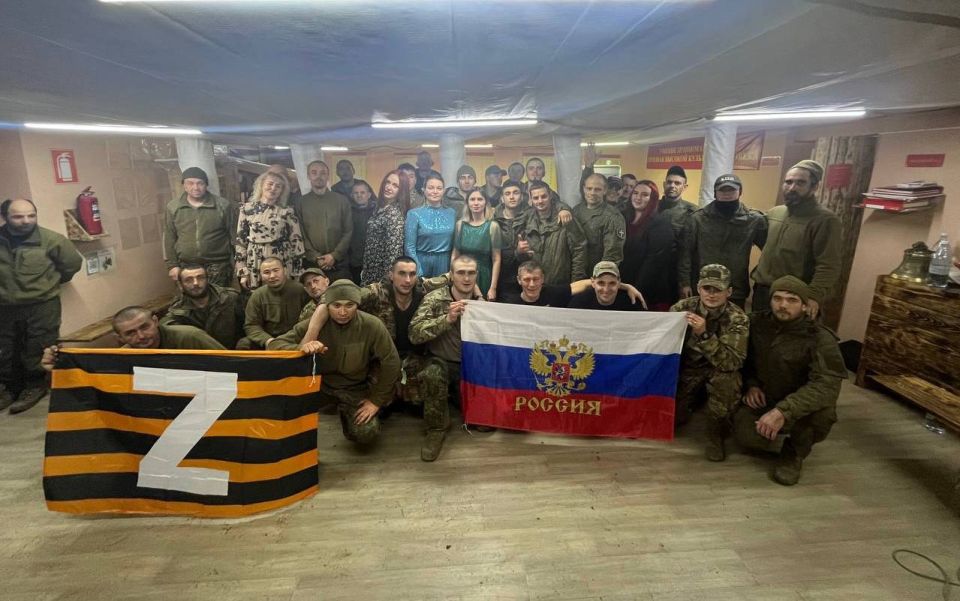На одном из полигонов Южной группировки войск, где проходят боевое обучение наши защитники, побывала фронтовая бригада артистов-добровольцев "Ростовчаночка" На одном из полигонов Южной группировки войск, где проходят боевое обучение наши защитники, побывала фронтовая бригада артистов-добровольцев "Ростовчаночка"