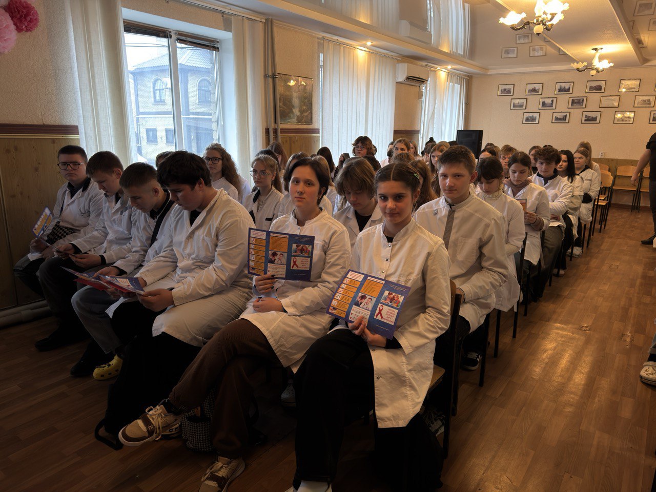 1 декабря, ко Всемирному дню борьбы со СПИДом, медицинский психолог «кабинета психосоциального консультирования и добровольного обследования на ВИЧ-инфекцию, в том числе анонимного» ГБУЗ «СВЦГМБ» ЛНР Титова Ольга Сергеевна... 1 декабря, ко Всемирному дню борьбы со СПИДом, медицинский психолог «кабинета психосоциального консультирования и добровольного обследования на ВИЧ-инфекцию, в том числе анонимного» ГБУЗ «СВЦГМБ» ЛНР Титова Ольга Сергеевна...