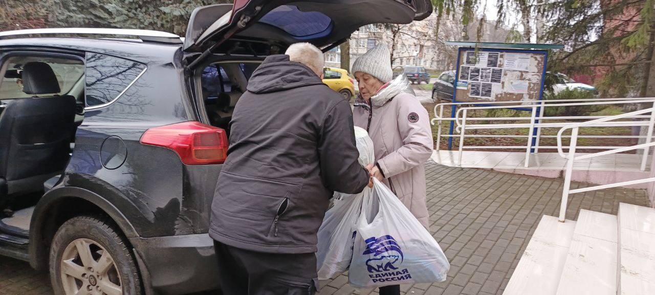 Единороссы Славяносербщины передали помощь бойцам в госпиталь Единороссы Славяносербщины передали помощь бойцам в госпиталь