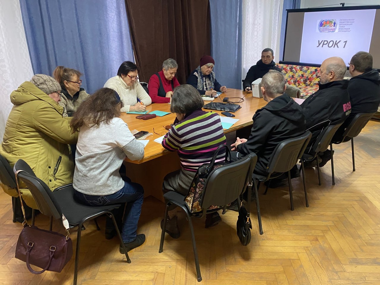 Сегодня, 2 декабря 2025 года началось обучение по повышению компьютерной грамотности среди жителей Красного Луча