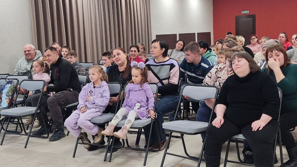 Станично-Луганские единороссы передали призы за смелость детям в рамках «Коробки храбрости» Станично-Луганские единороссы передали призы за смелость детям в рамках «Коробки храбрости»