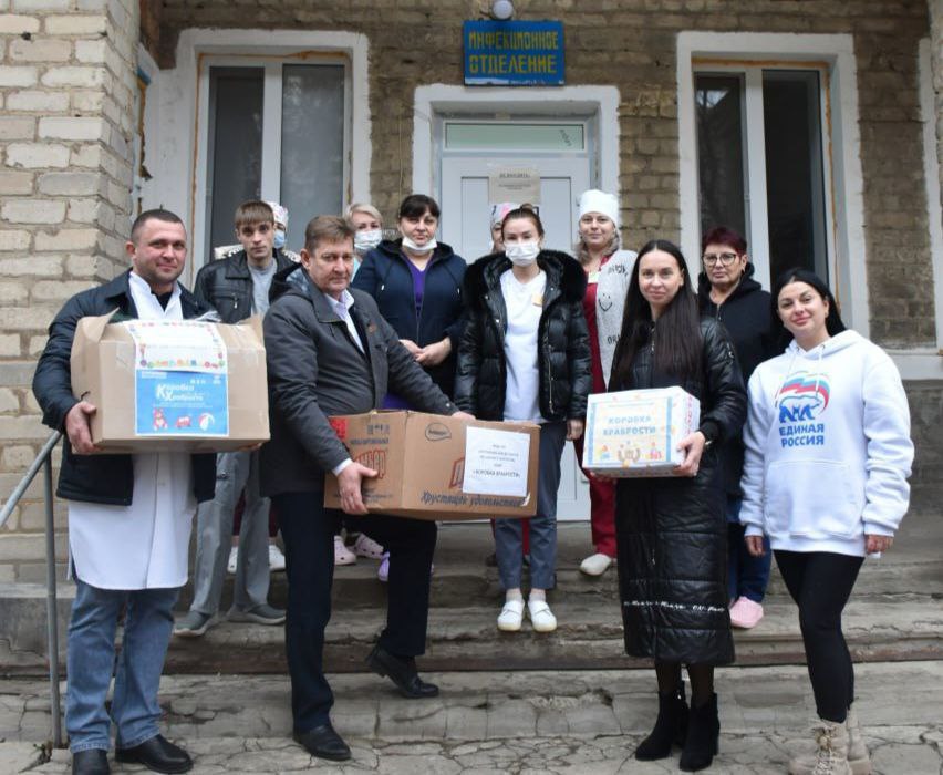 Алёна Лумеровская председатель Совета депутатов округа, совместно с депутатами Совета Лутугинского муниципального округа Андреем Солдатко и Виктором Махортовым, посетили ГБУЗ «ЛЦРМБ» ЛНР — Инфекционное отделение и Детскую... Алёна Лумеровская председатель Совета депутатов округа, совместно с депутатами Совета Лутугинского муниципального округа Андреем Солдатко и Виктором Махортовым, посетили ГБУЗ «ЛЦРМБ» ЛНР — Инфекционное отделение и Детскую...