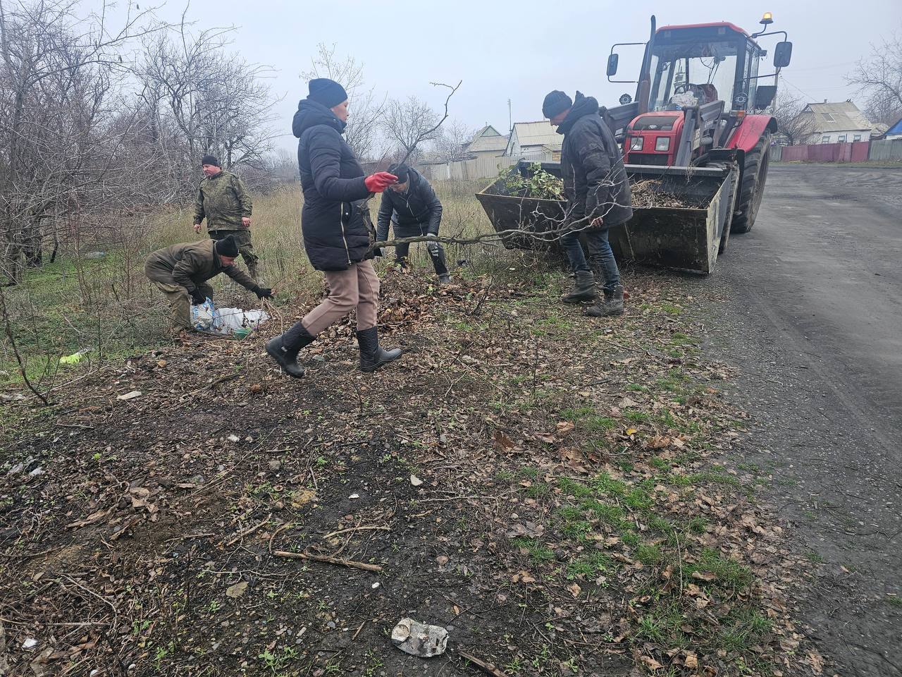 Сегодня сотрудники МУП «ЖЭК» г. Ровеньки совместно с работниками отдела жизнеобеспечения пгт Дзержинский провели работы по очистке территории поселка Сегодня сотрудники МУП «ЖЭК» г. Ровеньки совместно с работниками отдела жизнеобеспечения пгт Дзержинский провели работы по очистке территории поселка