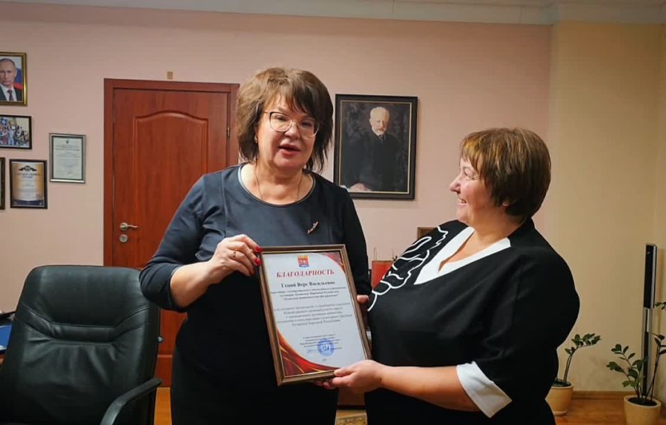 Марина Филиппова: В стенах Луганской академической филармонии вручила Благодарность Главы Новоайдарского округа директору филармонии, заслуженному деятелю искусств РФ Вере Геций