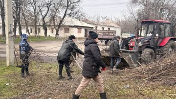 Сегодня сотрудники МУП «ЖЭК» г. Ровеньки совместно с работниками отдела жизнеобеспечения пгт Дзержинский провели работы по очистке территории поселка
