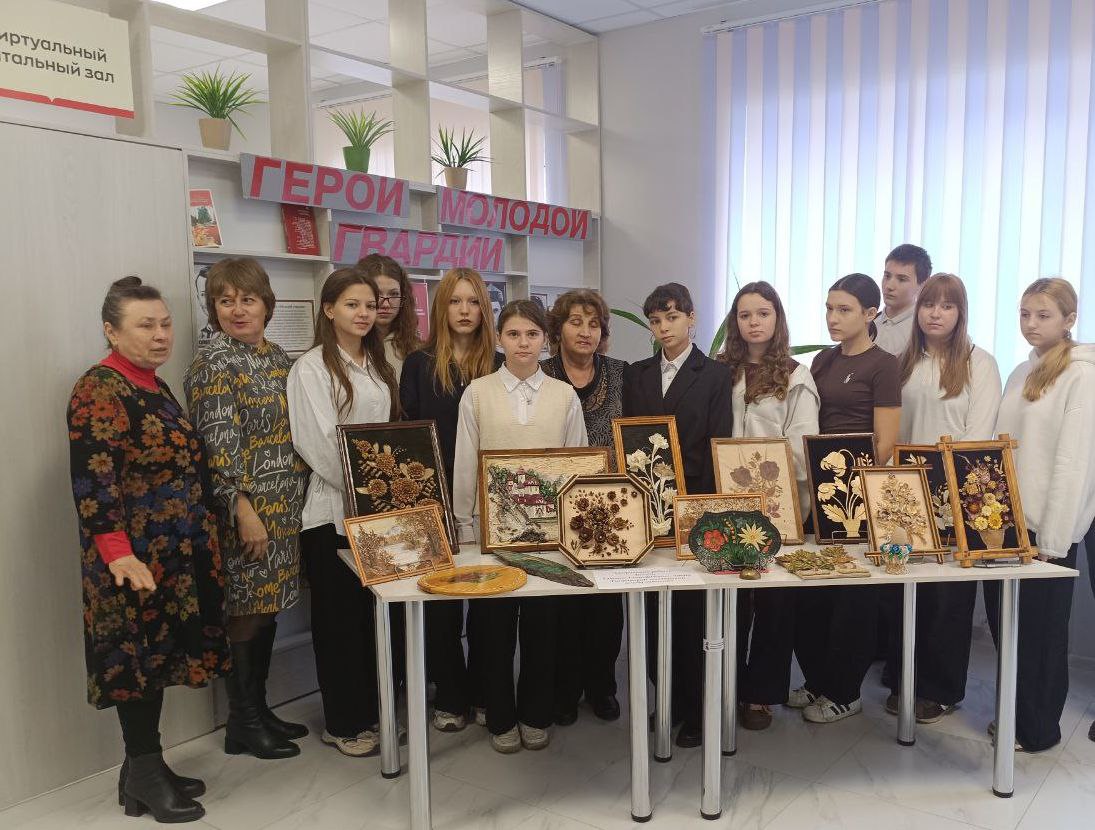 В центральной библиотеке им. Г. Сковороды для учащихся Ровеньковской школы №6 имени О. В. Анащенко состоялась презентация персональной выставки, посвященной удивительным работам Тамары Григорьевны Богуш В центральной библиотеке им. Г. Сковороды для учащихся Ровеньковской школы №6 имени О. В. Анащенко состоялась презентация персональной выставки, посвященной удивительным работам Тамары Григорьевны Богуш