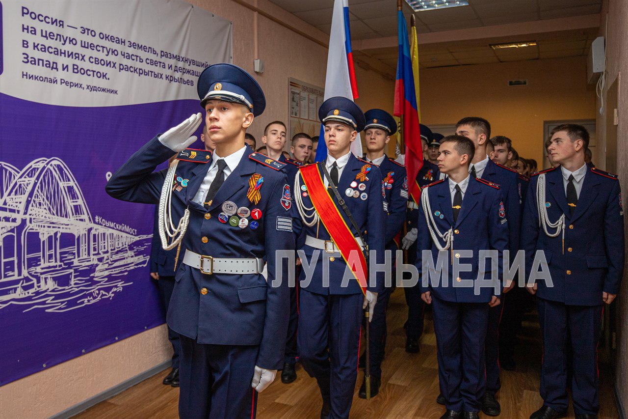 В Луганском лицее-интернате открылась выставка «Герои и подвиги» В Луганском лицее-интернате открылась выставка «Герои и подвиги»