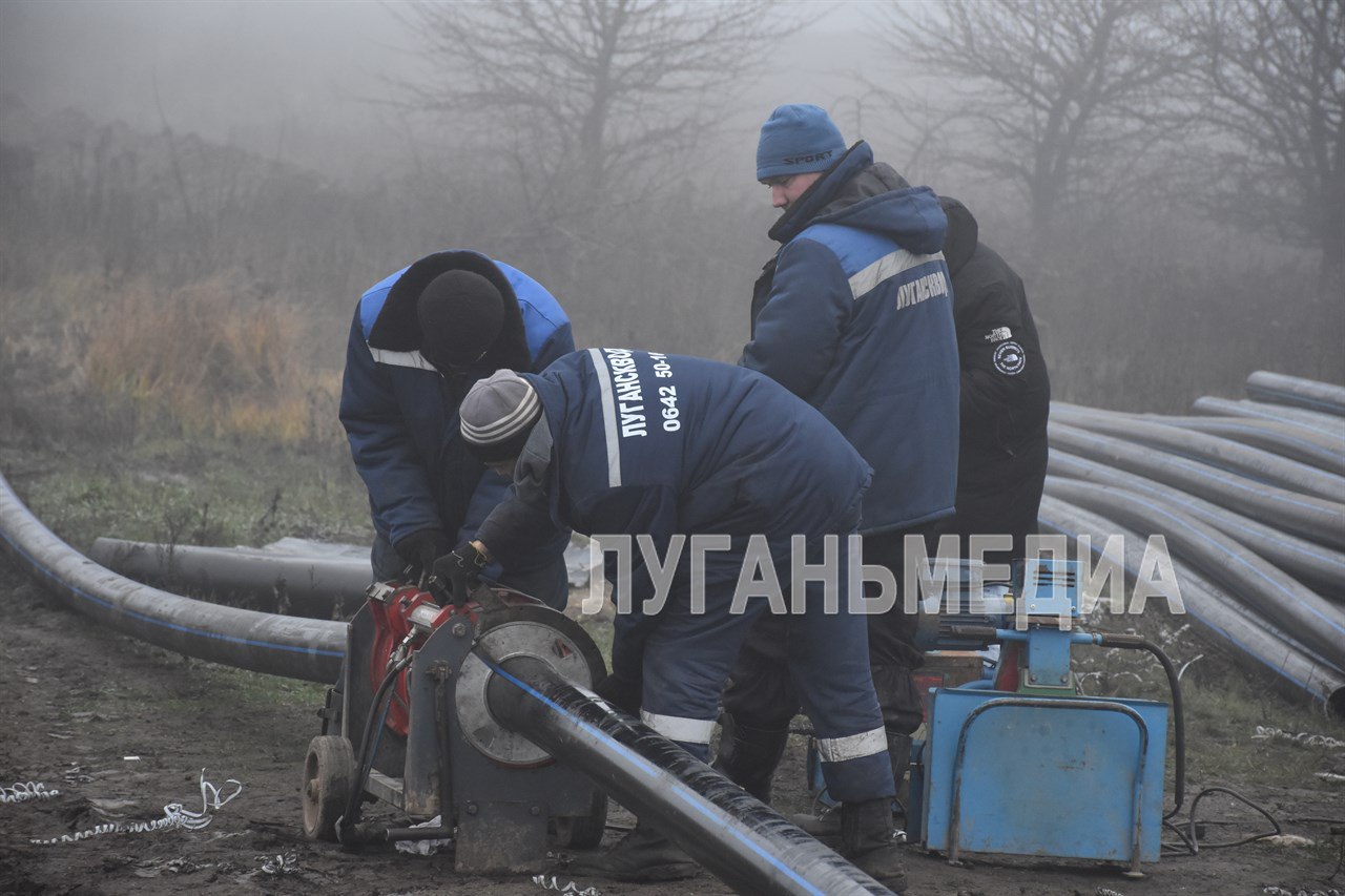 Специалисты Алчевского управления ГУП ЛНР «Лугансквода» проводят работы по замене аварийного участка трубопровода, который питает микрорайоны Горького и Административный Специалисты Алчевского управления ГУП ЛНР «Лугансквода» проводят работы по замене аварийного участка трубопровода, который питает микрорайоны Горького и Административный