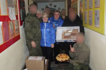 В полевом госпитале местный координатор «Женского движения Единой России», председатель Совета Славяносербского муниципального округа Антонина Гречишкина передала ребятам теплые поздравления и пожелания от Сенатора...