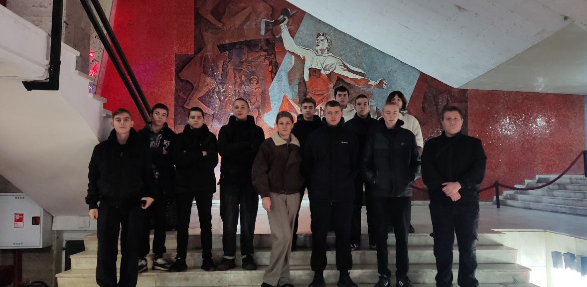 Для несовершеннолетних, нуждающихся в коррекции поведения, в рамках индивидуальной профилактической работы, с целью патриотического воспитания была организована поездка на мемориальный комплекс «Миус-фронт» Для несовершеннолетних, нуждающихся в коррекции поведения, в рамках индивидуальной профилактической работы, с целью патриотического воспитания была организована поездка на мемориальный комплекс «Миус-фронт»