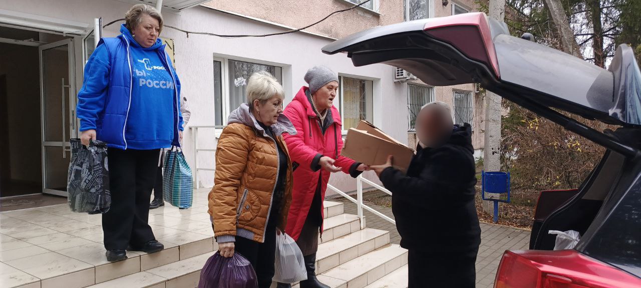 Единороссы Славяносербщины передали помощь бойцам в госпиталь Единороссы Славяносербщины передали помощь бойцам в госпиталь