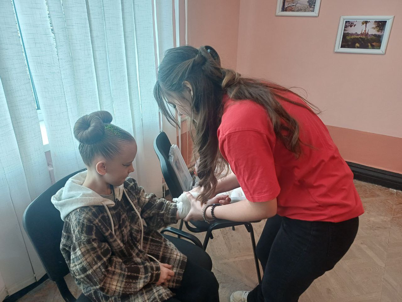 Инструкторы Школы медицины катастроф совместили празднование Дня матери с мастер-классами по первой помощи Инструкторы Школы медицины катастроф совместили празднование Дня матери с мастер-классами по первой помощи