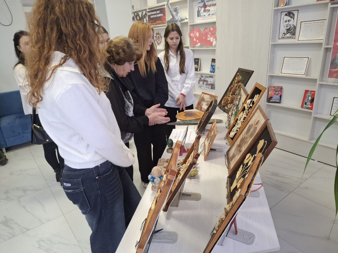 В центральной библиотеке им. Г. Сковороды для учащихся Ровеньковской школы №6 имени О. В. Анащенко состоялась презентация персональной выставки, посвященной удивительным работам Тамары Григорьевны Богуш В центральной библиотеке им. Г. Сковороды для учащихся Ровеньковской школы №6 имени О. В. Анащенко состоялась презентация персональной выставки, посвященной удивительным работам Тамары Григорьевны Богуш