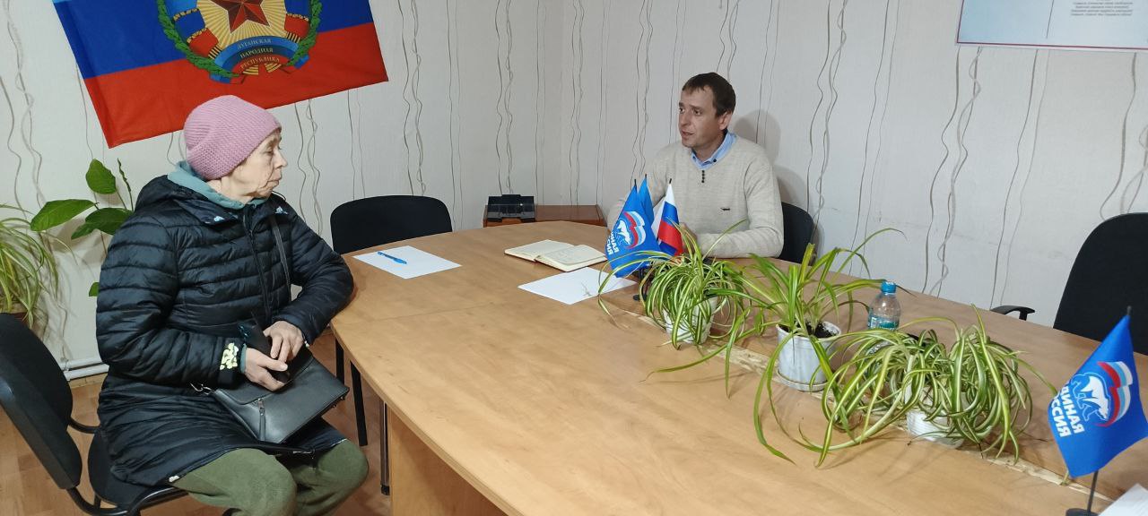 В рамках Декады приемов граждан в поселке Славяносербск совместный прием провели депутат Совета округа Максим Покутний и заместитель Главы Администрации муниципалитета Андрей Цацурин В рамках Декады приемов граждан в поселке Славяносербск совместный прием провели депутат Совета округа Максим Покутний и заместитель Главы Администрации муниципалитета Андрей Цацурин