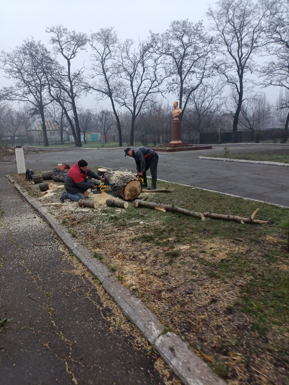 Продолжаются работы по вывозу мусора и благоустройству городских территорий Продолжаются работы по вывозу мусора и благоустройству городских территорий