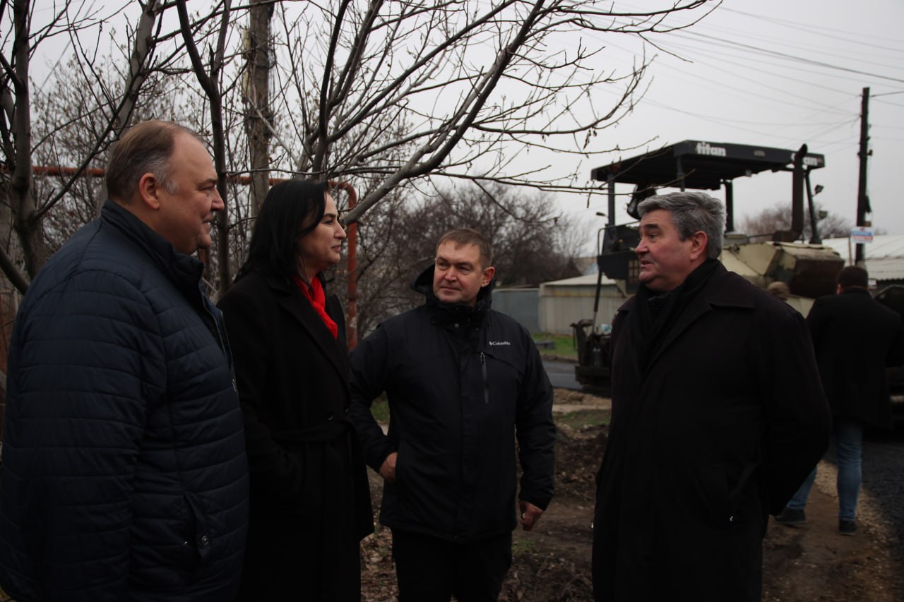 В посёлке Тельмана ремонтируют дороги по народной программе «Единой России» В посёлке Тельмана ремонтируют дороги по народной программе «Единой России»