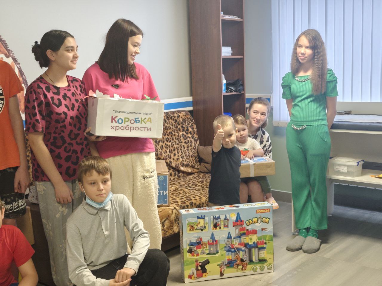 Дети из Детского отделения в Краснодоне получили призы из «Коробки храбрости» в ходе яркого детского мероприятия Дети из Детского отделения в Краснодоне получили призы из «Коробки храбрости» в ходе яркого детского мероприятия