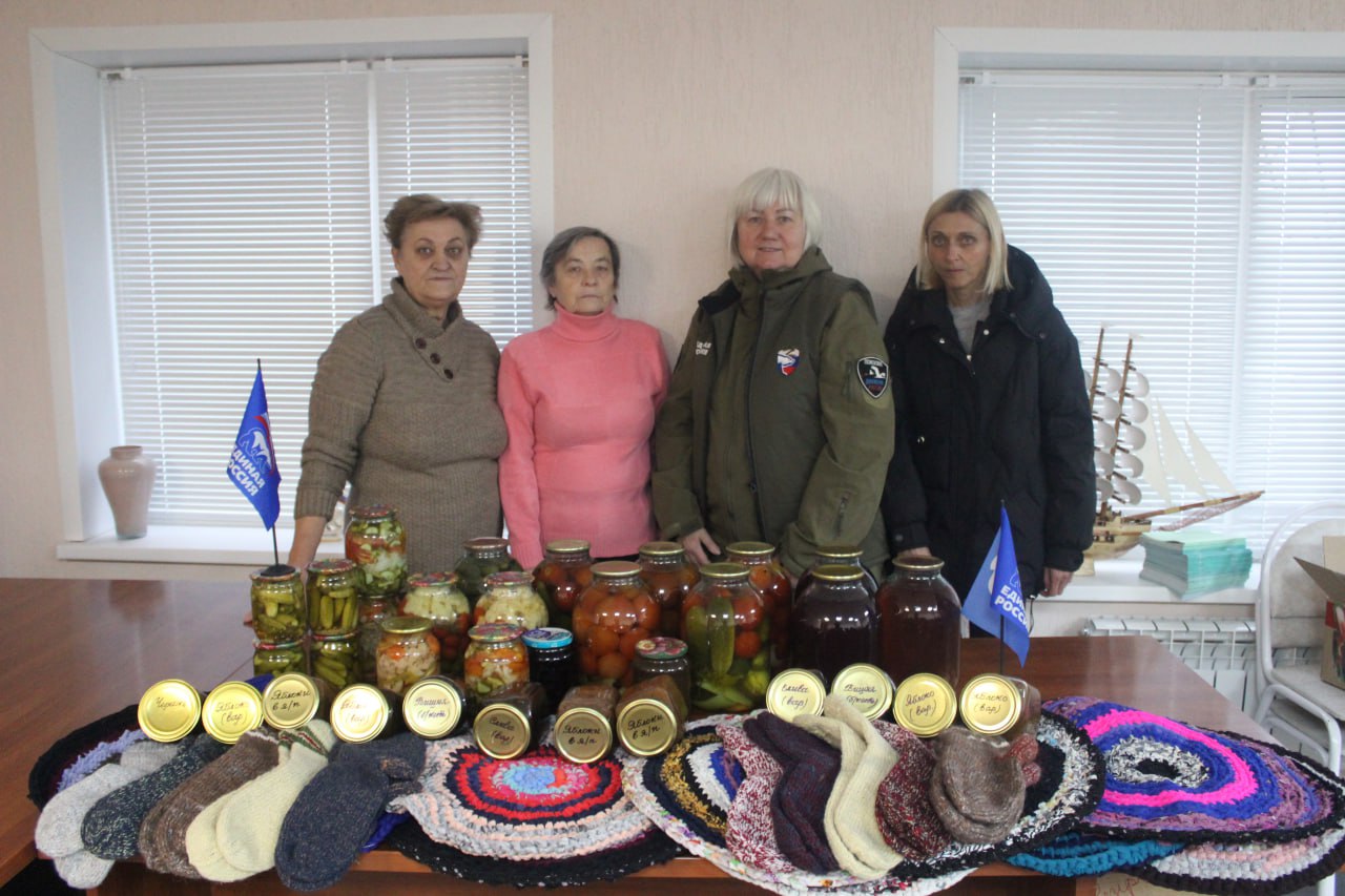 Единороссы Славяносербщины передали помощь бойцам в госпиталь