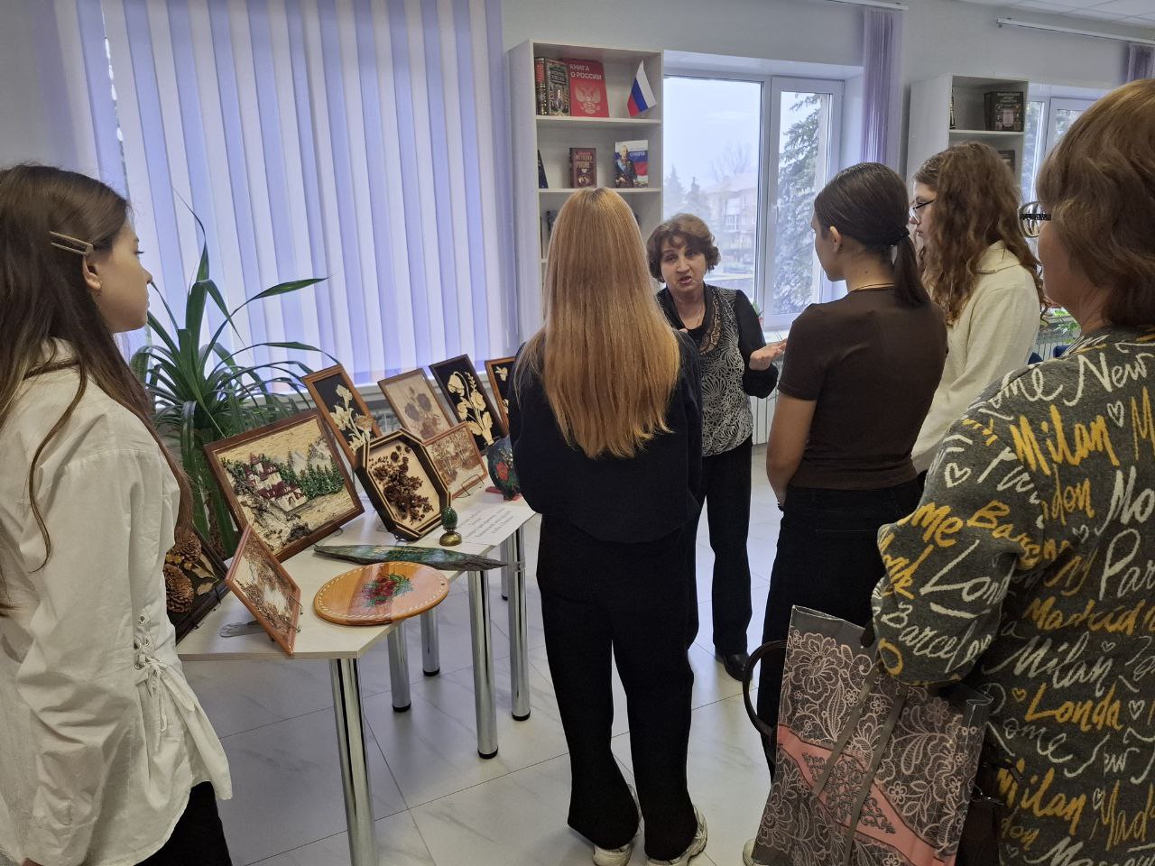 В центральной библиотеке им. Г. Сковороды для учащихся Ровеньковской школы №6 имени О. В. Анащенко состоялась презентация персональной выставки, посвященной удивительным работам Тамары Григорьевны Богуш В центральной библиотеке им. Г. Сковороды для учащихся Ровеньковской школы №6 имени О. В. Анащенко состоялась презентация персональной выставки, посвященной удивительным работам Тамары Григорьевны Богуш