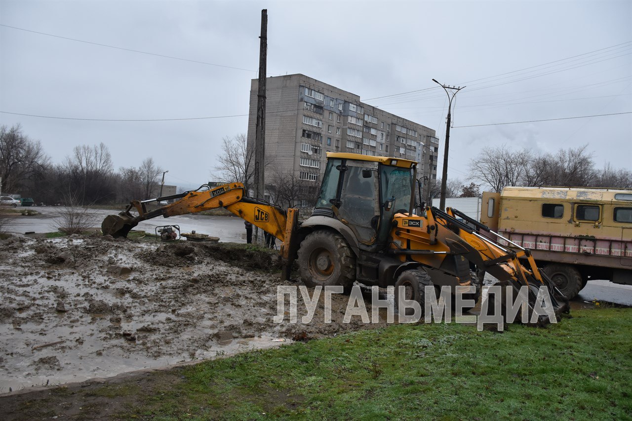 Специалисты ГУП ЛНР «Лугансквода» устраняют утечку на сетях водоснабжения в Алчевске Специалисты ГУП ЛНР «Лугансквода» устраняют утечку на сетях водоснабжения в Алчевске