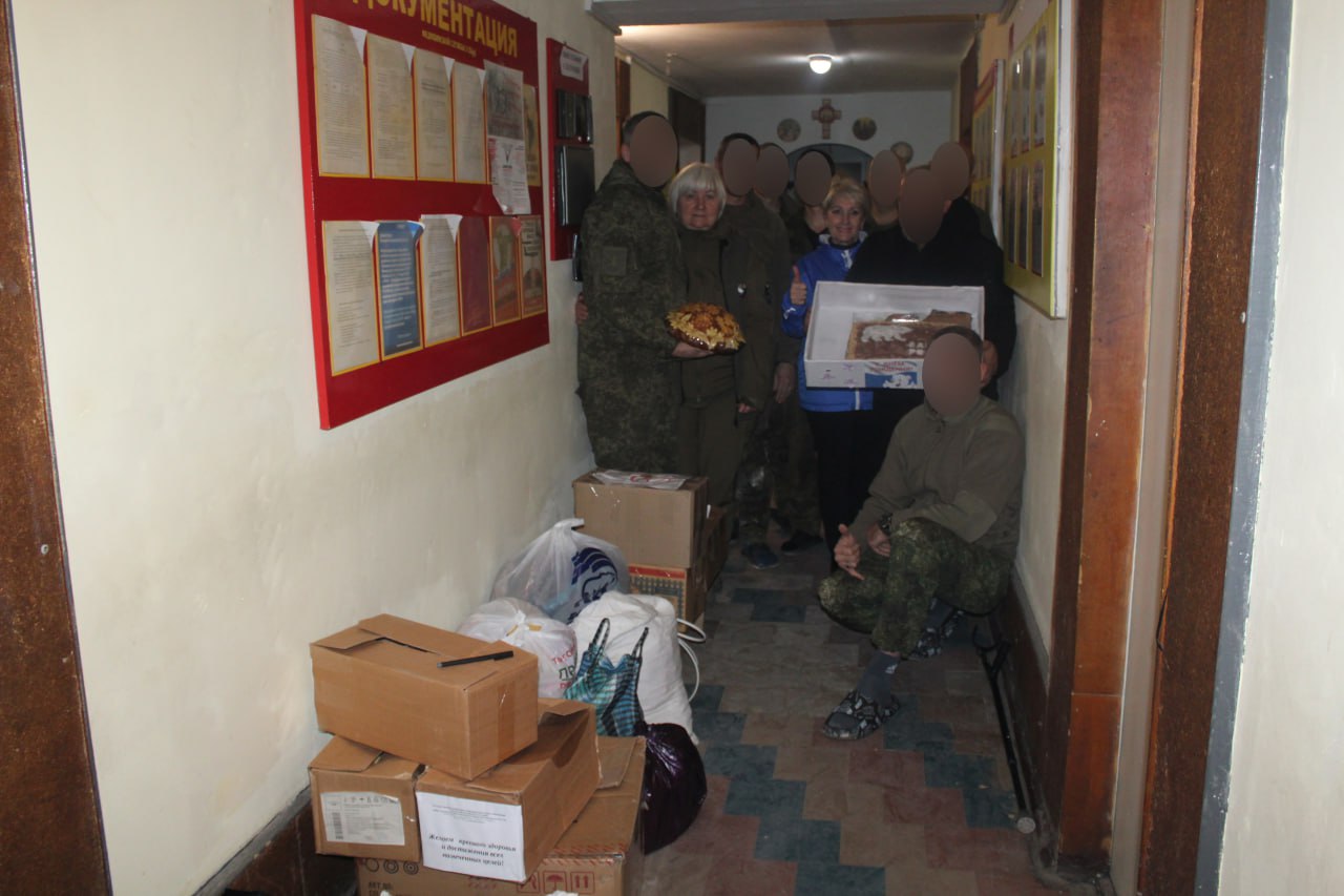 Единороссы Славяносербщины передали помощь бойцам в госпиталь Единороссы Славяносербщины передали помощь бойцам в госпиталь