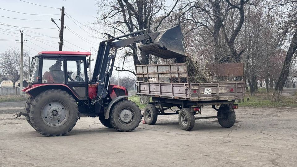 Сегодня сотрудники МУП «ЖЭК» г. Ровеньки совместно с работниками отдела жизнеобеспечения пгт Дзержинский провели работы по очистке территории поселка Сегодня сотрудники МУП «ЖЭК» г. Ровеньки совместно с работниками отдела жизнеобеспечения пгт Дзержинский провели работы по очистке территории поселка