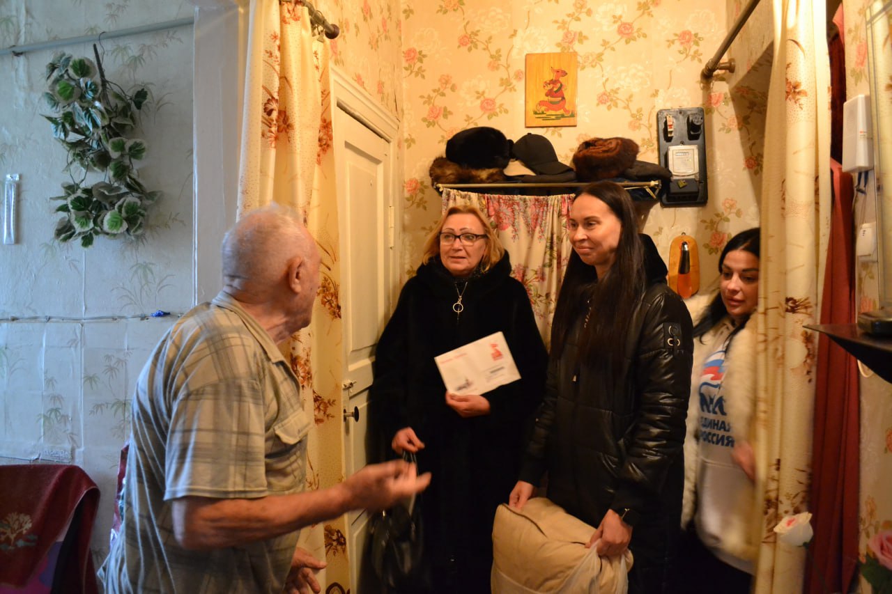 Председатель Совета депутатов Лутугинского МО совместно с активистами партии «Единая Россия» поздравили юбиляра Председатель Совета депутатов Лутугинского МО совместно с активистами партии «Единая Россия» поздравили юбиляра