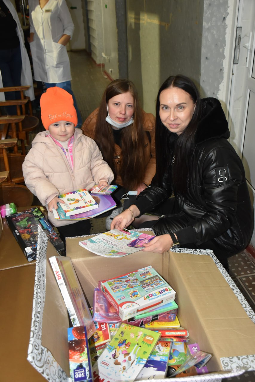 Алёна Лумеровская председатель Совета депутатов округа, совместно с депутатами Совета Лутугинского муниципального округа Андреем Солдатко и Виктором Махортовым, посетили ГБУЗ «ЛЦРМБ» ЛНР — Инфекционное отделение и Детскую... Алёна Лумеровская председатель Совета депутатов округа, совместно с депутатами Совета Лутугинского муниципального округа Андреем Солдатко и Виктором Махортовым, посетили ГБУЗ «ЛЦРМБ» ЛНР — Инфекционное отделение и Детскую...