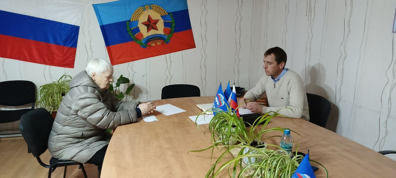 В рамках Декады приемов граждан в поселке Славяносербск совместный прием провели депутат Совета округа Максим Покутний и заместитель Главы Администрации муниципалитета Андрей Цацурин В рамках Декады приемов граждан в поселке Славяносербск совместный прием провели депутат Совета округа Максим Покутний и заместитель Главы Администрации муниципалитета Андрей Цацурин