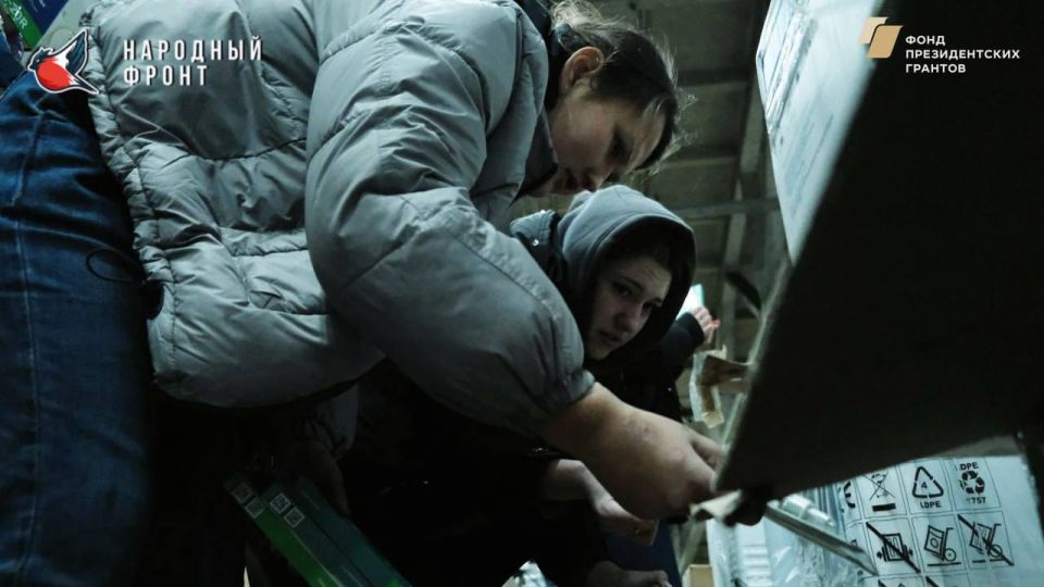 Молодёжка Народного фронта и активисты волонтёрской организации института управления и государственной службы «Хочу помочь!» ФГБОУ ВО «ЛГУ им. В. Даля» продолжают работу на складе РИК НФ ЛНР Молодёжка Народного фронта и активисты волонтёрской организации института управления и государственной службы «Хочу помочь!» ФГБОУ ВО «ЛГУ им. В. Даля» продолжают работу на складе РИК НФ ЛНР