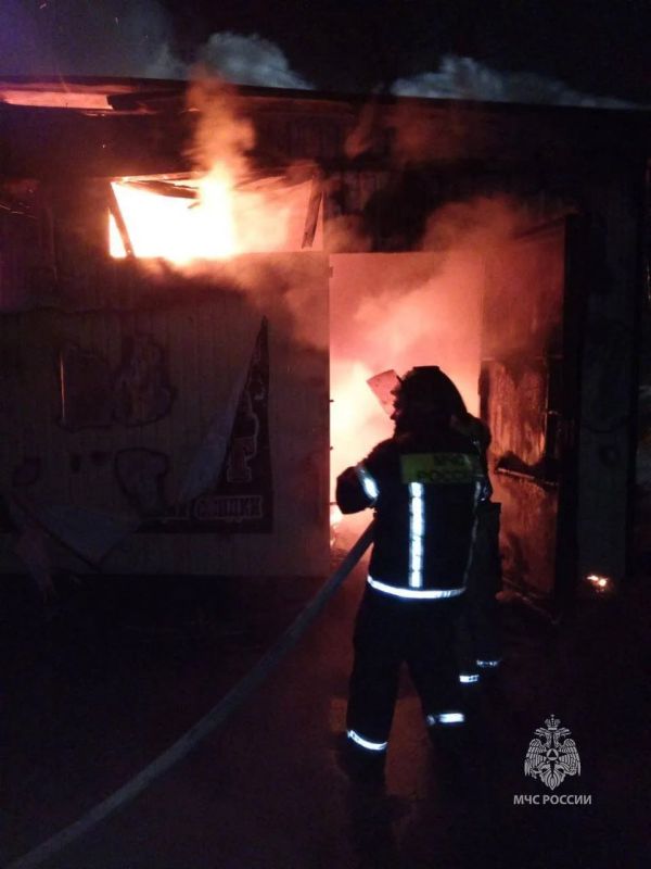 Пожарные отстояли от огня магазин и автозаправочную станцию в Новоайдаре Пожарные отстояли от огня магазин и автозаправочную станцию в Новоайдаре