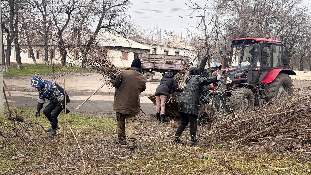 Сегодня сотрудники МУП «ЖЭК» г. Ровеньки совместно с работниками отдела жизнеобеспечения пгт Дзержинский провели работы по очистке территории поселка Сегодня сотрудники МУП «ЖЭК» г. Ровеньки совместно с работниками отдела жизнеобеспечения пгт Дзержинский провели работы по очистке территории поселка