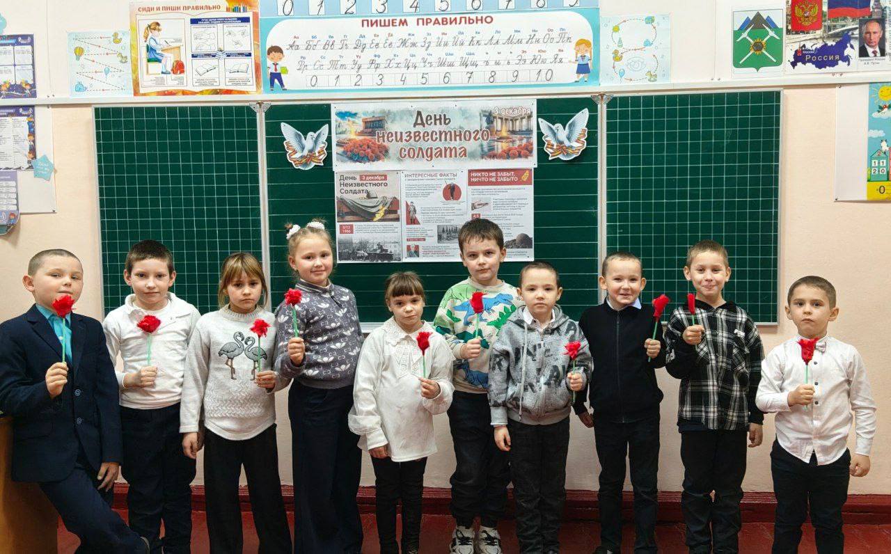 В преддверии Дня Неизвестного Солдата, советник директора по воспитанию СШ №19 Ирина Силакова, совместно с самыми маленькими воспитанниками, юными "Орлятами", приняли участие в акции, посвященной памяти тех, кто отдал свою... В преддверии Дня Неизвестного Солдата, советник директора по воспитанию СШ №19 Ирина Силакова, совместно с самыми маленькими воспитанниками, юными "Орлятами", приняли участие в акции, посвященной памяти тех, кто отдал свою...